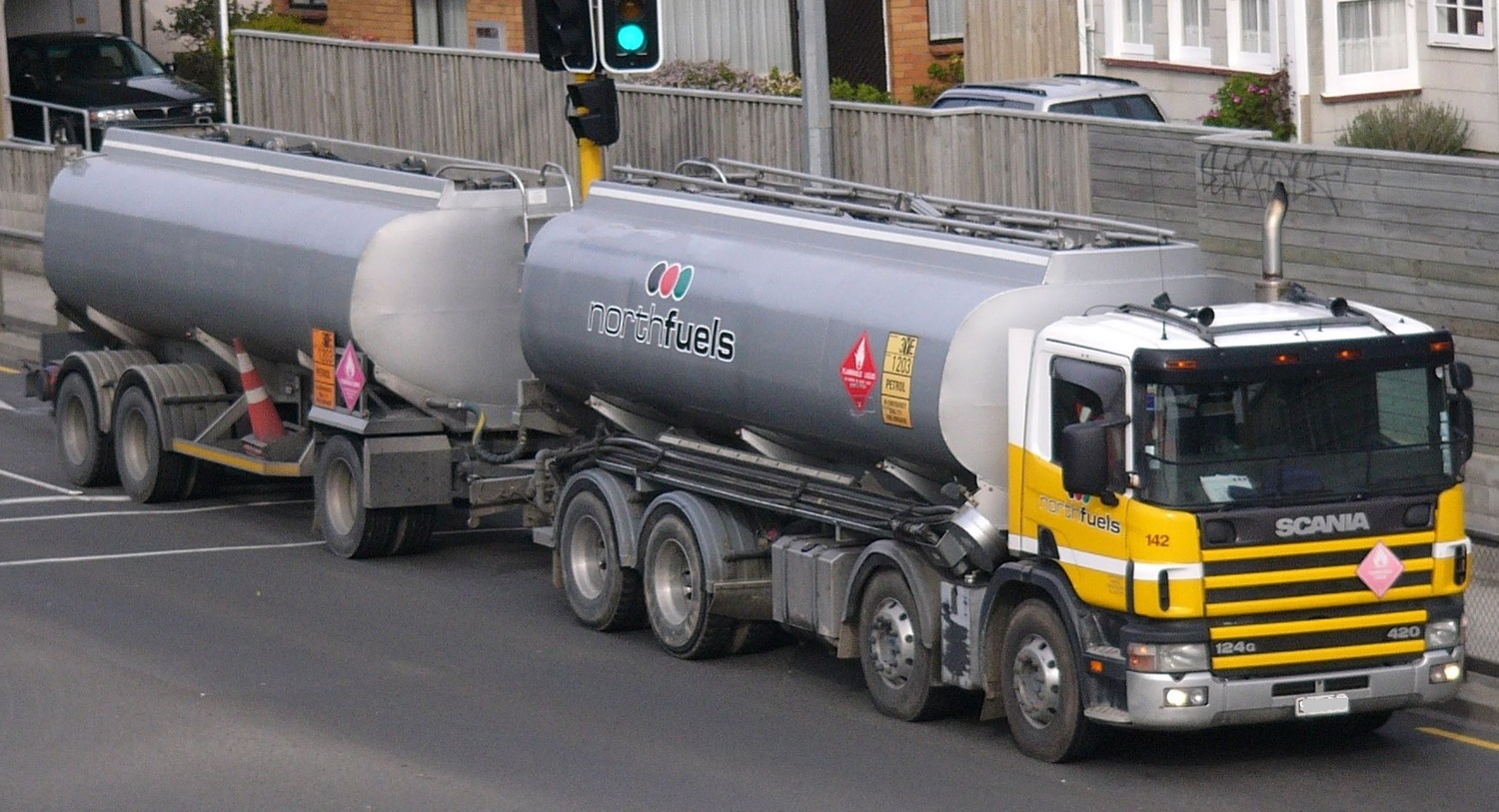 <span style="font-weight: bold;">All kind of used & retired fuel, water and milk tanks, trucks and tank trailers</span>